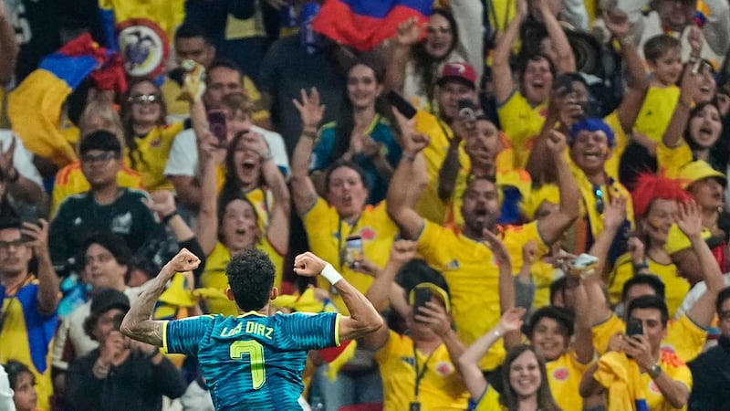 El colombiano Luis Díaz celebra después de anotar el segundo gol de Colombia en el partido...