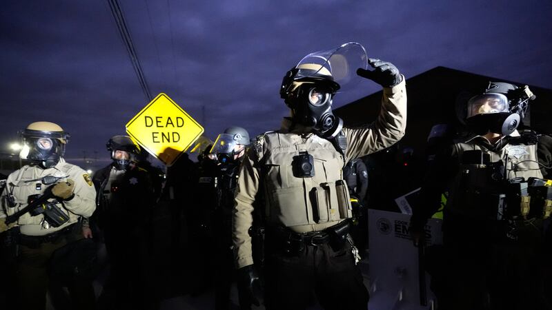 Policías se enfrentan a manifestantes en Broadview, Illinois, el 1 de noviembre del 2025. (AP...