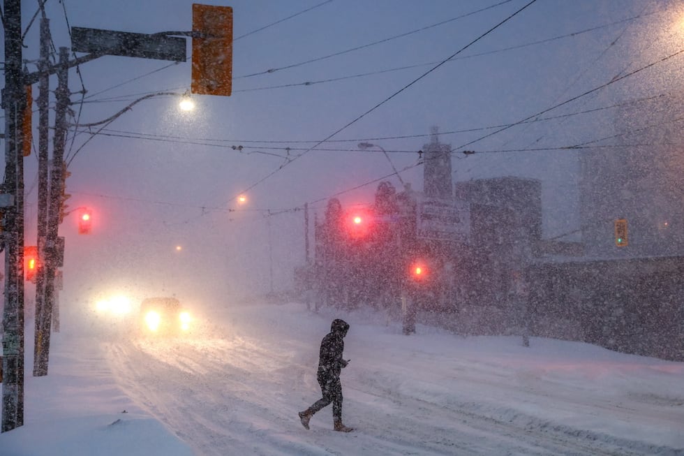 Gente camina por el centro de Toronto mientras una tormenta invernal pasa por la región, el...
