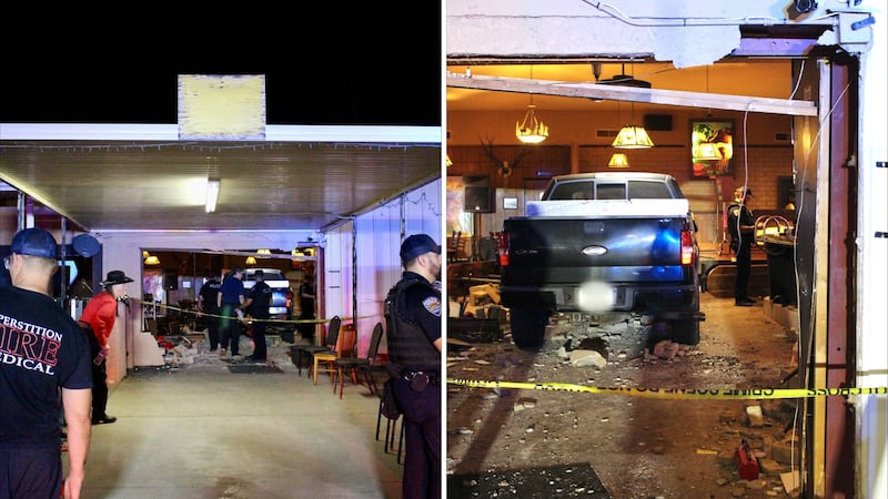 La policía de Apache Junction dice que 15 personas resultaron heridas cuando un automóvil se...