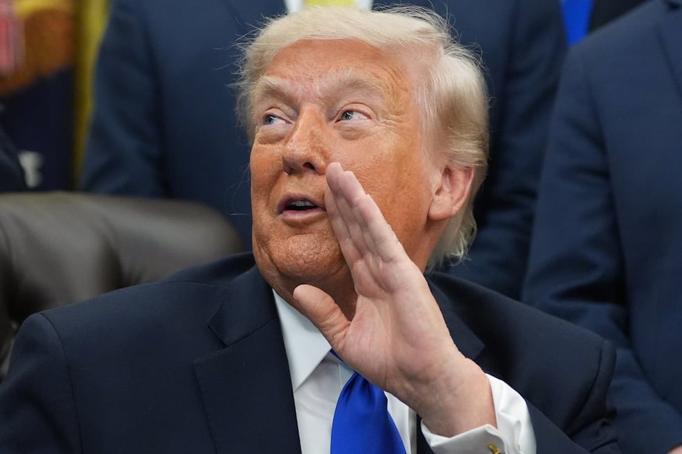 El presidente Donald Trump habla con los periodistas en el Despacho Oval de la Casa Blanca, el...
