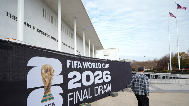 Un letrero sobre el sorteo de boletos para el Mundial en el Kennedy Center en Washington, el 4...
