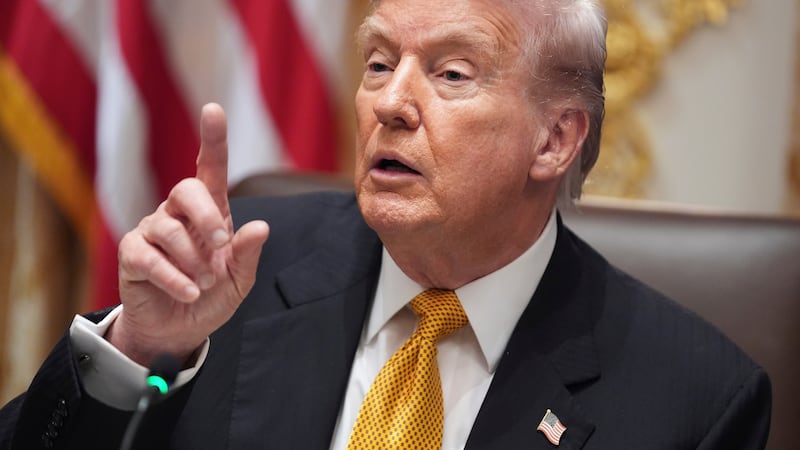 ARCHIVO - El presidente de EEUU, Donald Trump, habla con periodistas en la Casa Blanca el 7 de...