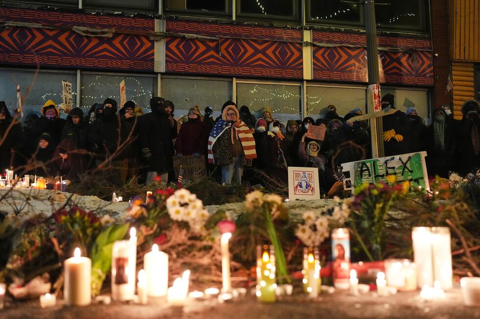 ARCHIVO Varias personas se reúnen durante una vigilia en honor de Alex Pretti, de 37 años,...