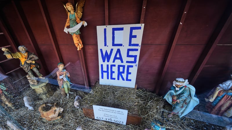 Un letrero que dice "El ICE estuvo aquí" (refiriéndose a las siglas en inglés del Servicio de...