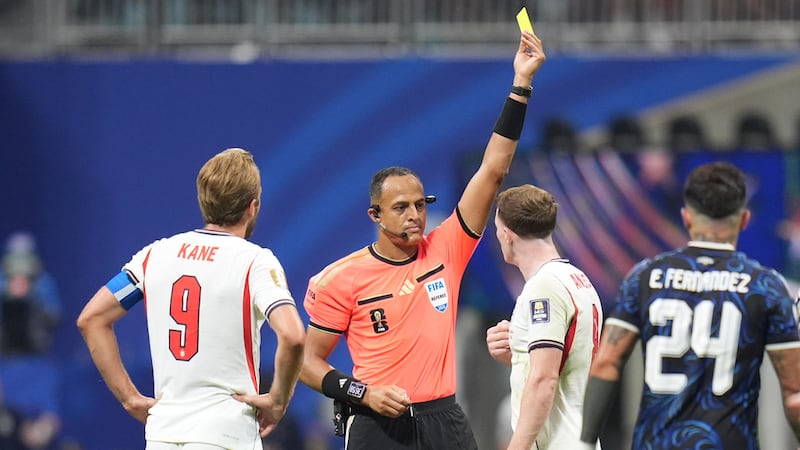 El árbitro estadounidense Ismail Elfath muestra la tarjeta amarilla a Elliot Anderson, de...