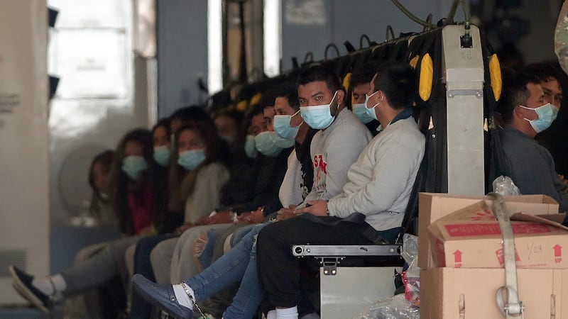 Migrantes en un avión para ser deportados a Guatemala, en Fort Bliss en El Paso, Texas, el 30...