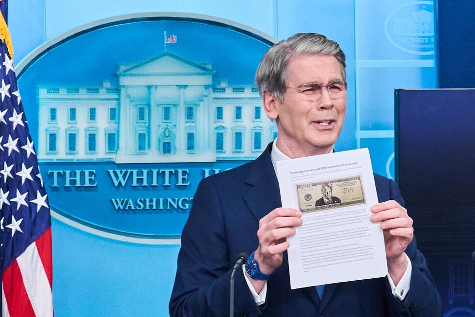 El secretario del Tesoro de EEUU, Scott Bessent, muestra una imagen del billete de 250 dólares...