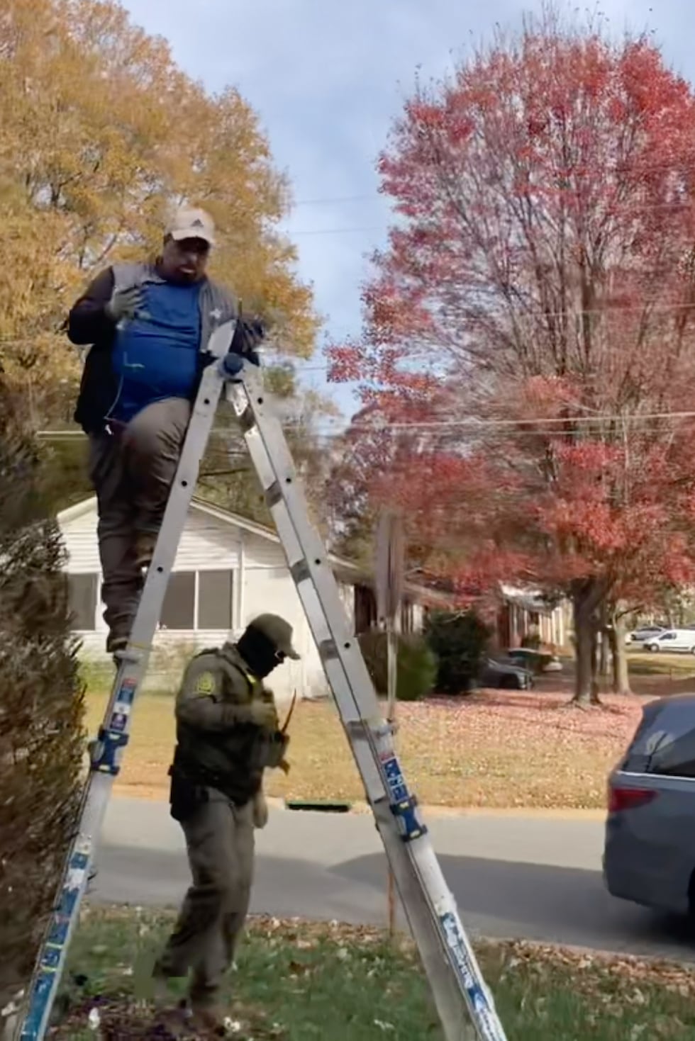 Esta captura de un video grabado por Rheba Hamilton, residente de Charlotte, muestra a agentes...