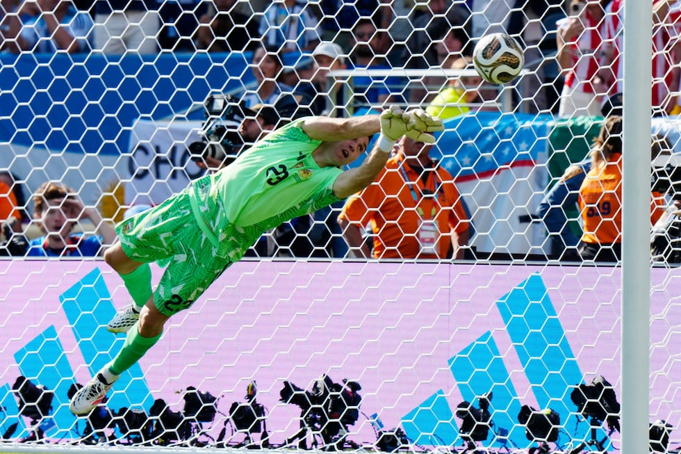 Emiliano Martínez, arquero de Argentina, ataja un remate de España en la final de la Copa del...
