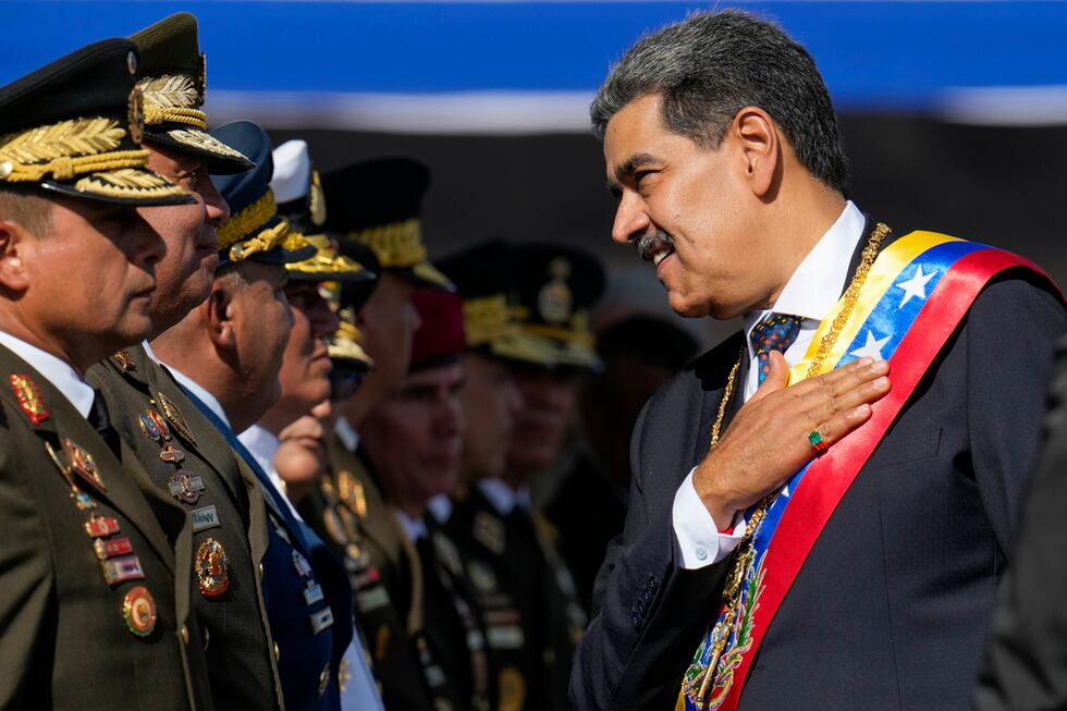ARCHIVO - El presidente venezolano Nicolás Maduro saluda a mandos militares el día de su toma...