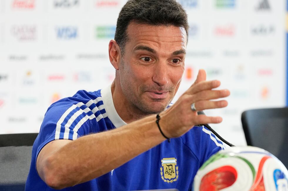 El técnico de Argentina, Lionel Scaloni, atiende una conferencia de prensa previa al debut de...