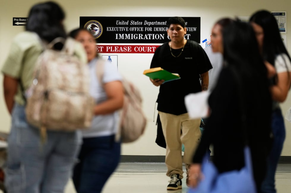 Varias personas llegan a una corte migratoria para una vista, en Nueva York, el 27 de julio de...