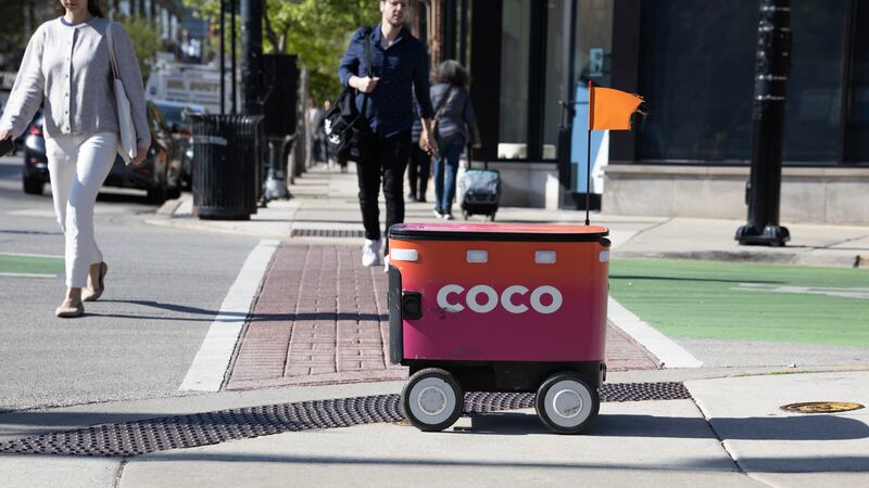Un robot de la compañía Coco Delivery Robot en el vecindario Lakewood de Chicago, el 22 de...