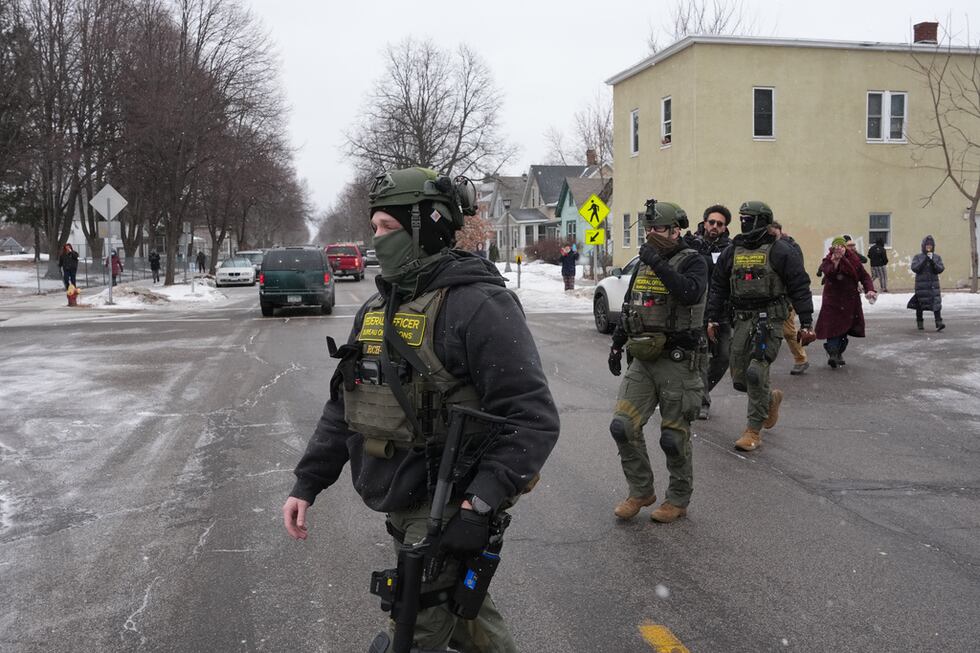 Agentes federales patrullan un barrio en St. Paul, Minnesota el viernes 16 de enero de 2026....