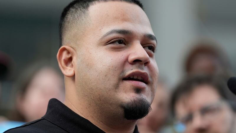 ARCHIVO - Kilmar Ábrego García asiste a una protesta frente a la oficina del Servicio de...