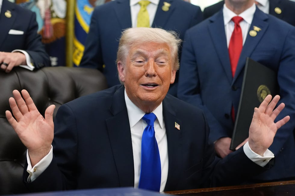El presidente Donald Trump habla con los periodistas en el Despacho Oval de la Casa Blanca, el...