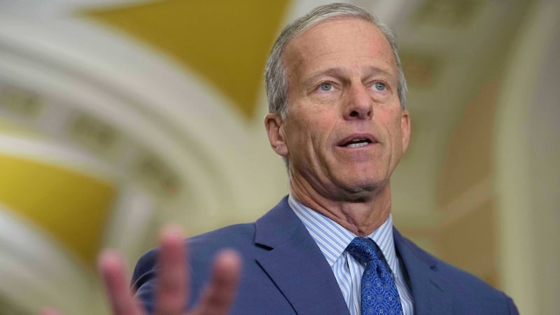 El líder de la mayoría del Senado de Estados Unidos, John Thune, habla en una conferencia de...