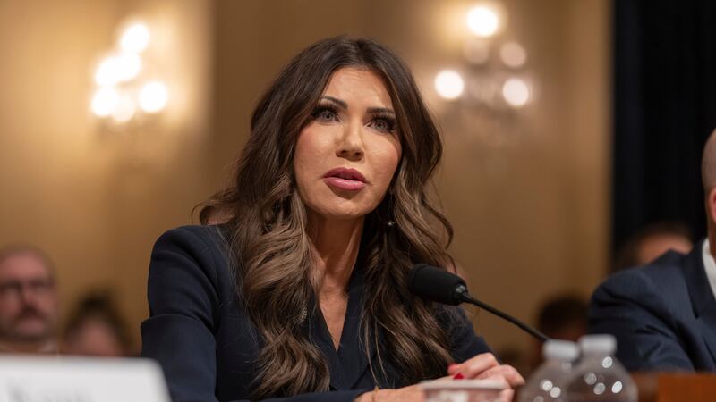 La secretaria de Seguridad Nacional, Kristi Noem, comparece ante la Comisión de Seguridad...