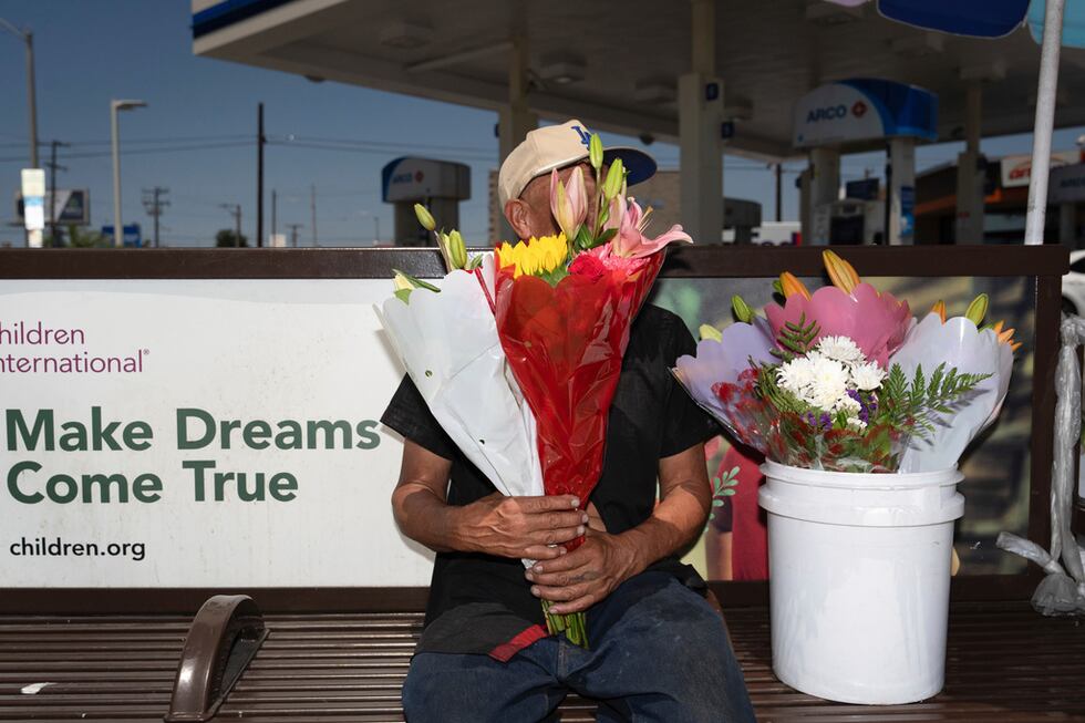 ARCHIVO - José, un inmigrante mexicano que vende flores, posa para una foto con el rostro...