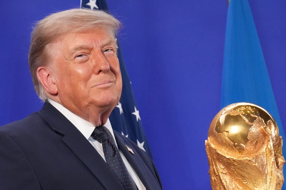 El presidente Donald Trump escucha mientras el presidente de la FIFA, Gianni Infantino, habla...