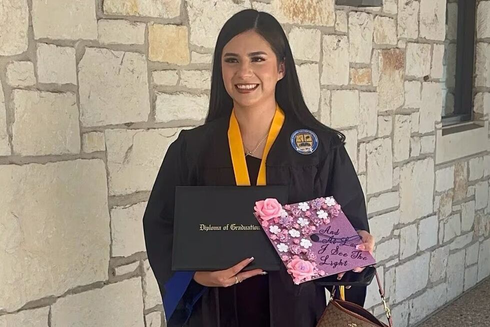 Any Lucía López Belloza celebrando su graduación de secundaria en Texas. Foto sin fecha,...