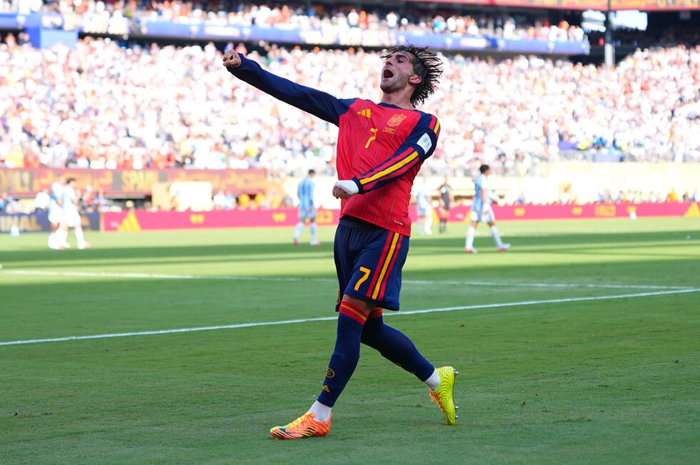 Ferran Torres (7), de España, festeja tras anotar ante Argentina en el tiempo extra de la...