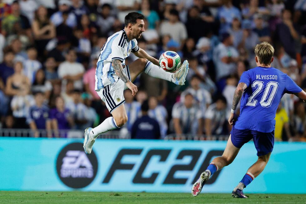 El capitán de Argentina, Lionel Messi, controla el balón ante Kristian Hlynsson de Islandia en...