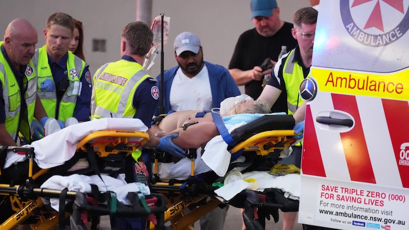 Personal de emergencia tras el tiroteo en Bondi Beach, Sydney, Australia, el 14 de diciembre...