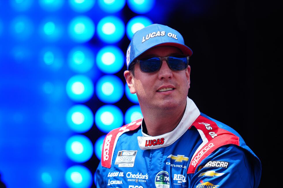ARCHIVO - Kyle Busch sonríe al ser presentado durante la carrera de estrellas de la NASCAR, el...