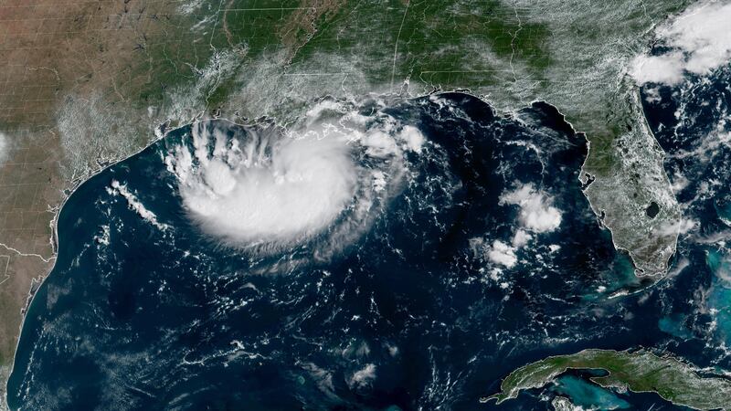 Esta imagen satelital difundida por la NOAA muestra al ciclón tropical potencial número cinco...