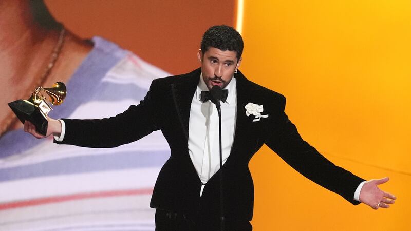 Bad Bunny acepta el premio al álbum del año por "Debí Tirar Más Fotos" durante la 68ª edición...