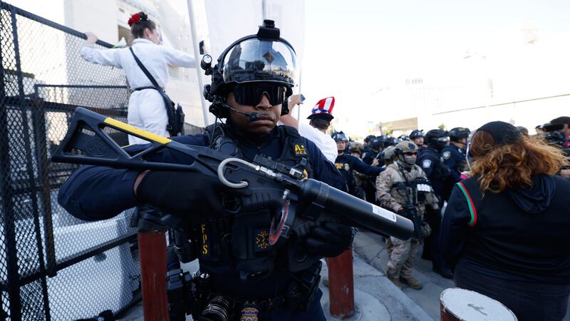 Manifestantes se enfrentan a agentes de la ley fuera del Metropolitan Detention Center el...