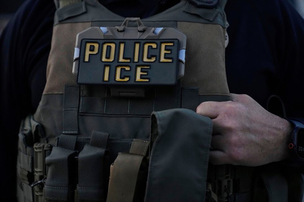 Un agente del Servicio de Inmigración y Control de Aduanas de EEUU (ICE) participa en una...