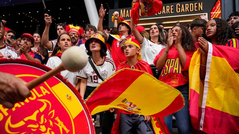 Aficionados españoles se reúnen en la víspera a la final del Mundial en Times Square ne Nueva...