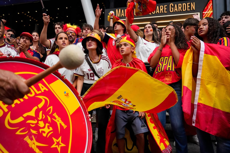 Aficionados españoles se reúnen en la víspera a la final del Mundial en Times Square ne Nueva...