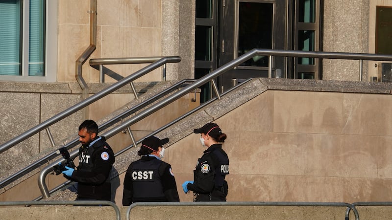 La policía canadiense investiga en los predios del consulado estadounidense en Toronto el 10...