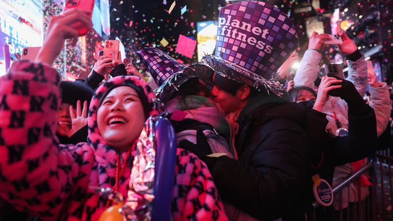 Fiesteros celebran el inicio de 2026 en Times Square, el 1 de enero de 2026, en Nueva York....