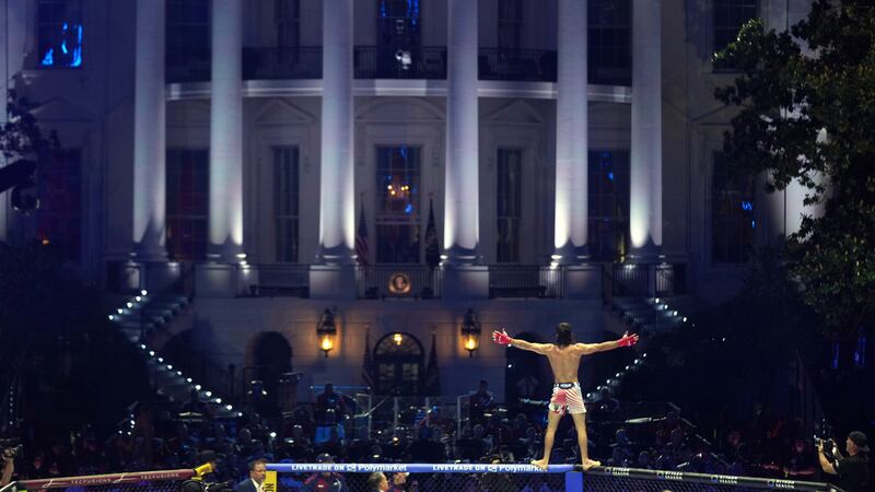 Diego Lopes celebra durante el combate de peso pluma contra Steve Garcia durante el UFC...