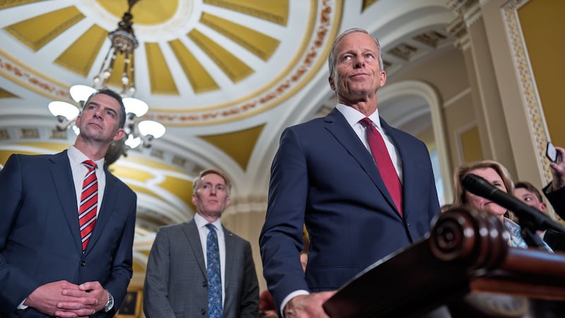 El líder de la mayoría del Senado de Estados Unidos, John Thune, y, de izquierda a derecha, el...