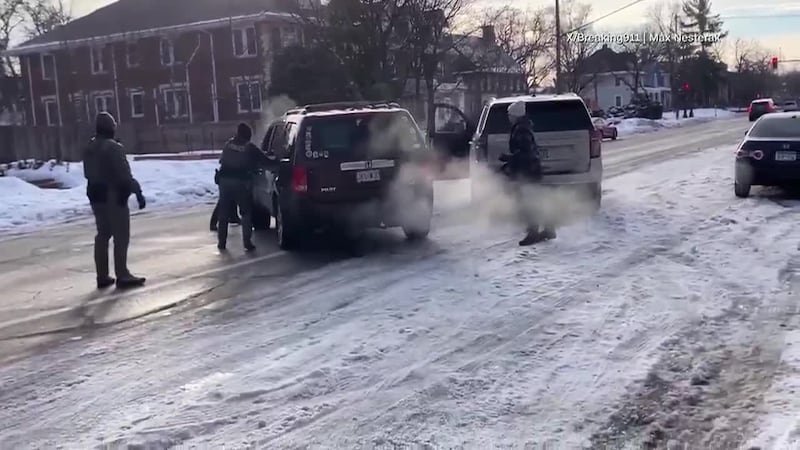 Video muestra el momento en que agente de ICE dispara contra una mujer durante redada...