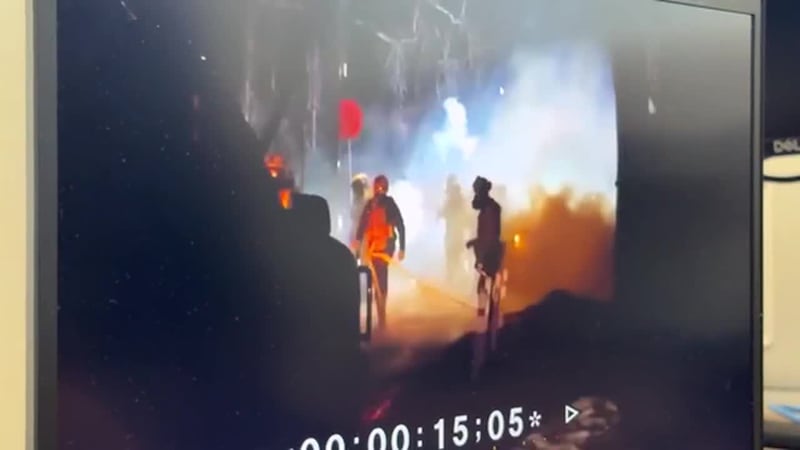 Ante las imágenes de arrestos en operativos de inmigración, ¿es legal grabar a los agentes?...