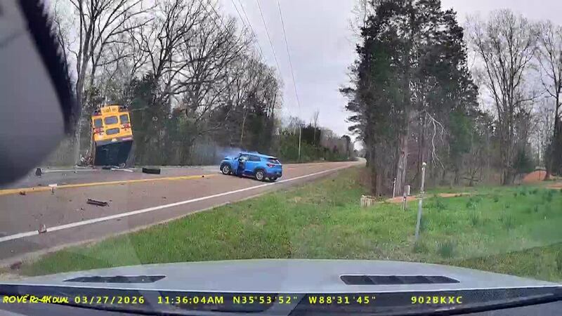 El momento del choque de autobús escolar que dejó dos muertos en Tennessee (WSMV/Telemundo...