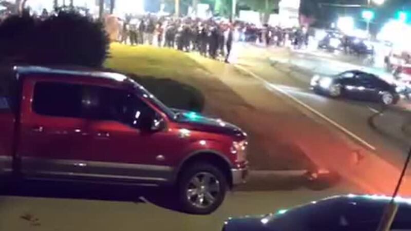 Jóvenes se toman calle en DeKalb, arrestan a cinco de ellos