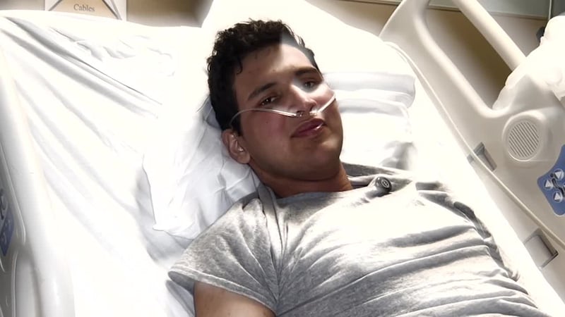 "Sólo pido ver a mi hijo". Madre hispana luego de negarle la visa para cuidar de su hijo con...