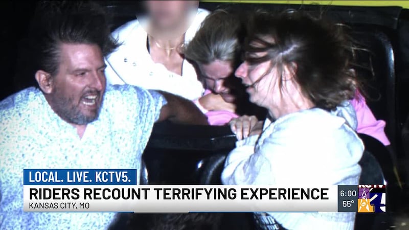 Pareja dijo que ayudó a una niña a sostenerse en una montaña rusa porq que el cinturón de...