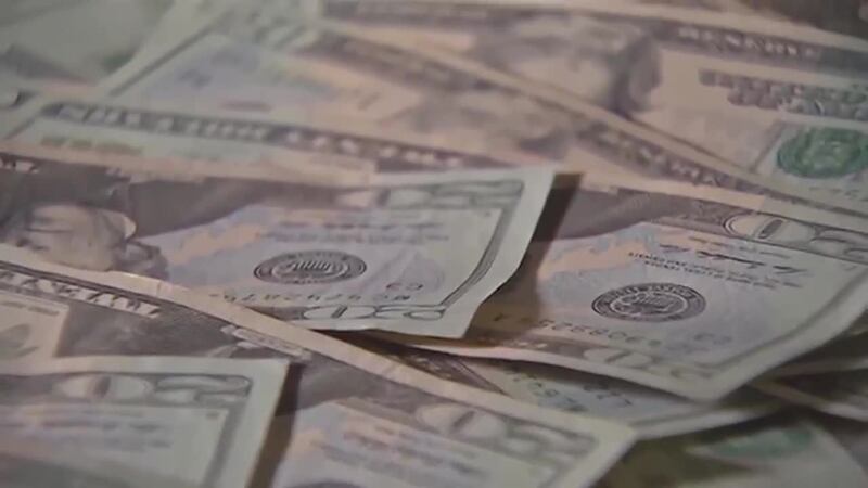 Junto a la violencia doméstica viene también el abuso financiero. Una experta dice que es "una...